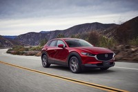 全グレードでFF車と4WD車が選択可能。4WD車には、コーナリング性能を高める「G-ベクタリングコントロール」も搭載される。