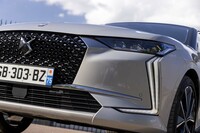 フロントグリルは大小2種類のダイヤモンドパターンで構成。ヘッドランプの端から下に伸びるデイタイムランニングランプはDSのシグネチャーアイテムだが、ほかのモデルよりも大胆な稲妻形を採用している。