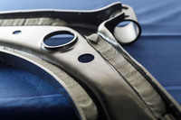 「MORIZO RR」のストラットサスのロアアーム。U字の断面に熱硬化樹脂を詰め込んで焼き付けた「REDS」を採用している。足まわりへの採用は世界初をうたう技術だ。