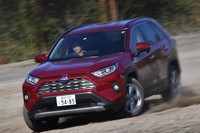 足まわりは、フロントがマクファーソンストラット式でリアがダブルウイッシュボーン式。振動の低減を図りつつ、優れた操縦安定性を実現した。