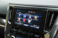 テスト車に装備されていたオプションの「T-Connect SDナビゲーションシステム」。「JBLプレミアムサウンドシステム」とのセットで、「エグゼクティブラウンジ／エグゼクティブラウンジZ」に標準装備、その他のグレードにオプションで用意される。
