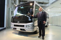 新型「コースター」と主査の山川雅弘氏。