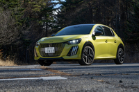 「プジョー208」に「GTハイブリッド」が追加設定されたのは2025年10月30日のこと。車両本体価格は389万円。