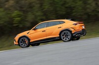 前後ともにカーボンセラミックブレーキを標準装備。フロントには10ピストン（！）キャリパーを搭載し、100-0km/hの制動距離は32.9m。