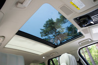 スライディングパノラミックルーフが、室内に開放感をもたらす。