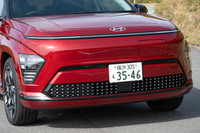 フロントマスクはシンプルながら力強さを感じさせる。ナンバープレート下部のドットをちりばめた部分は「アイオニック5」と共通のデザイン要素。