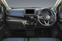 全車でヘッドライトのつけ忘れ防止のため、ヘッドライトスイッチからOFFポジションを廃止。センターパネル部には充電用USBポートが新設された。