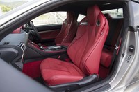フレアレッドのスポーツシートも“パフォーマンスパッケージ”専用のもの。ステアリングホイールやシフトレバーは、ドライバーが運転に集中できるように、ブラックのカラーリングが採用されている。