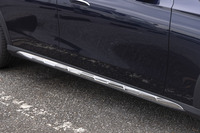 ドアの下部にもメッキのクラッディング処理が施されている。