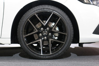 5ツインスポークの18インチホイール。「LX」と「EX」（写真）でカラーリングが異なる。