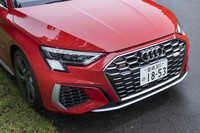 シングルフレームグリルは専用のハニカムパターン。サイドのエアインレットも合わせてシルバーの装飾が加えられるほか、グリルとボンネットの間には3本のスリットがレイアウトされる。