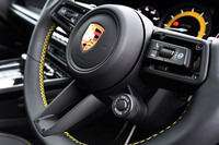 レーシングイエローのステッチが施された新デザインの「GTスポーツステアリングホイール」は、右下に走行モードセレクターが備わる。モードセレクター中央部には、エンジンとトランスミッションのパフォーマンスを20秒間限定でフルに引き出すことができる「スポーツレスポンススイッチ」が組み込まれている。