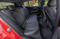 ホイールベースは従来モデルよりも20mm短い2670mmだが、FF化によってリアシートの足元スペースが40mmほど拡大されている。シートバックには40：20：40の分割可倒機構が備わる。