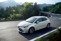 走りのよさで好評価を得ている「トヨタ・カローラ スポーツ」。乗り心地とハンドリングのバランスがいいのが特徴で、路面からのショックはきちんといなしつつ、コーナーではフラットな姿勢を保とうとする。