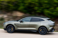 アストンマーティン初のSUV「DBX」の高性能版として、2022年2月に発表された「DBX707」。高出力のエンジンと、独自のチューニングが施されたシャシーやドライブトレインが特徴だ。