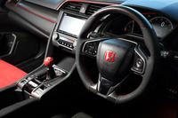 試乗車は、ドライカーボンとパンチングレザーのステアリングホイールやフルバケットシートなど、インテリアにも無限の用品が“フル装備”されていた。