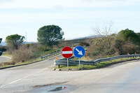 筆者が逆走車に遭遇したシエナの環状道路インターチェンジの現場。左側の出口ランプを降りてきたところ、誤進入してきた車両がいた。