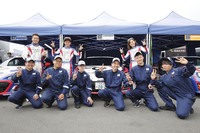 富士ラウンドでCG ROBOT RACING TEAMに心強い助っ人として加わってくださったスバルのディーラーメカニックの皆さんと、CG ROBOT RACING TEAMの3人のドライバーたち。前列左より、渡辺駿介メカ（名古屋スバル自動車 名古屋楠店）、犬飼恭平メカ（山形スバル 荒楯店）、金田 力 メカ（富士スバル 高崎倉賀野店）、服部大貴メカ（東京スバル 環七野沢店）、井上達貴メカ（北陸スバル自動車 富山本店）、兵藤光希メカ（神奈川スバル 綱島店）。後列左より、久保凜太郎選手、井口卓人選手、池島実紅選手。