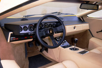 「カウンタックLP400」のダッシュボード。直線基調の意匠が、往年のSF映画の宇宙船を思わせる。