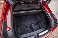 荷室床下に、サブトランクを設置。十分な深さはないが、小物類の整理・収納が可能だ。荷物を出し入れする際は、先端にフックの付いたストラップを用いて、写真のように固定することができる。