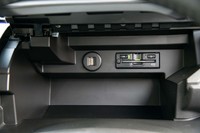 ステアリングポストの奥にはインパネアッパーボックスが用意される。ETC車載器が内蔵できるほか、ここにもUSBポートが1つ設けられている。