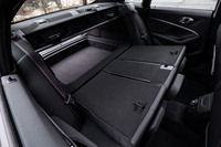 スルーローディングシステムと呼ばれる、可倒機能が備わる後席の背もたれ。40：20：40の3分割式で、積載物によってアレンジが可能だ。