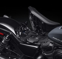 燃料タンクはシート下に配置されている。