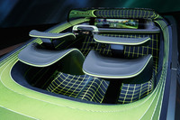 「マックスアウト」のインテリア。シートは電動で、キャビン後方に収納できる。