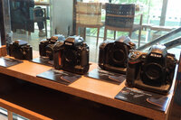 会場には、イタルデザインとニコンが共同開発したカメラ「F4」「F5」「D3」や、開発途中でのモックアップも展示。ボディーの“にぎり”をデザイン性に結びつけたその造形は、いまや一眼レフカメラの主流となっている。