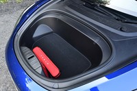 パワーユニットに干渉されないノーズ部にもラゲッジスペースが確保される。