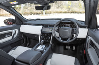 ダッシュボードのデザインは、上級モデル「ディスカバリー」に通じるイメージにリニューアルされた。機械式のスイッチを極力廃し、主な操作はタッチスクリーンやステアリングスイッチなどで行う。