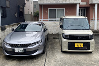 わが愛車、ちょいワル特急こと「プジョー508」（写真左）と並んだ「日産ルークスX」（同右）。508のボディーサイズは、体感的なデカさ感でいえばルークスとあまり変わらないように思える。