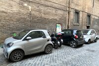 こちらは右から2代目、3代目、そして「EQフォーツー」と、時系列に沿っている。