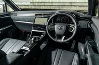 コックピットデザインはスタンダードな「LBX」と変わらず、小さな高級車としてのキャビンを踏襲している。