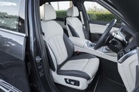 アイボリーホワイト×ミッドナイトブルーのメリノレザーシートは55万6000円のオプション。座面と背もたれにはダイヤ柄のキルティング加工が施される。