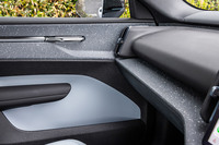 フロントドアトリムには細いアルミのインナードアハンドルがあるだけで、他車で見かけるパワーウィンドウのスイッチやドアスピーカーなどは見当たらない。これは、フロントドアの配線をできるだけ減らすための工夫と説明される。