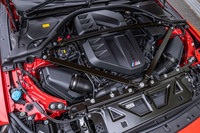 パワーユニットは「M3」および「M4」の3リッター直6ターボエンジン「S58型」に小変更を加えたもので、最高出力460PS/6250rpm、最大トルク550N・m/2650-5870rpmを発生。車重はMT車よりもAT車のほうが20kg重い。
