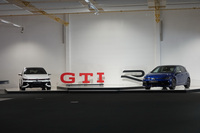 最新の「ゴルフGTIクラブスポーツ」（写真左）と「ゴルフR」も展示された。