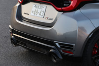 3000rpmを超えたあたりから勢いづき、勇ましさを増したサウンドとともに7000rpmのレブリミットまで一気に伸びる加速が実に爽快。エキゾーストパイプフィニッシャーは、左右に振り分けられた2本出しデザインが採用される。