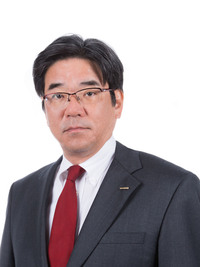 日産の生産事業担当副社長である坂本秀行氏。社内うんちく大会優勝者には、氏の顔写真入り表彰盾が贈られた。