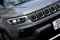 マイナーチェンジを機に、「コンパス」のヘッドランプはデイタイムランニングライトを内蔵するLED式となった。