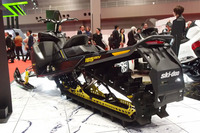 ブースには、個性的なスノーモービルも並ぶ。写真は「Ski-DooサミットX165」。