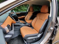 「レガシィ アウトバック リミテッドEX」のインテリア。ナッパレザーのシートはオプション。