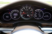 メーターパネルはセンターのエンジン回転計のみアナログ式で、左右の2眼はそれぞれ液晶パネルに表示されている。