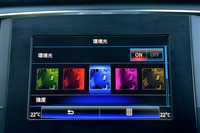 インテリアを彩るアンビエントライトは5色から選べる。メーターパネルのカラーも、これにあわせて変化する。