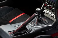 先代と同様、新型にもMT車とAT車がラインナップされる。レバー式のパーキングブレーキも健在である。