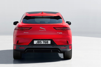 絞りこまれたキャビンと、それを強調する張り出したショルダーに注目。リアオーバーハングの短さもあって、車幅は1895mmという実寸以上にワイドに感じる。