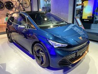 「クプラ・ガレージ・ミラノ」にて。「ボルン」はクプラ初のフルEVモデルである。2022年6月11日に撮影。