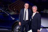 会場では著名な自動車関係者たちの姿も数多く見られた。イタリアのスーパーカーメーカー・パガーニのオラチオ・パガーニCEO（右）とランボルギーニのドメニカリCEO（左）。