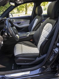 背もたれや座面にキルティング加工が施された「GLC300d 4MATIC」のシート。写真でパープルに見えるイルミネーションのカラーは、好みの色に変更できる。